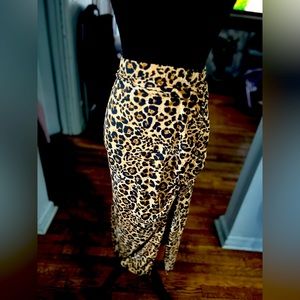 Leopard print Skirt with a split to the left of the skirt